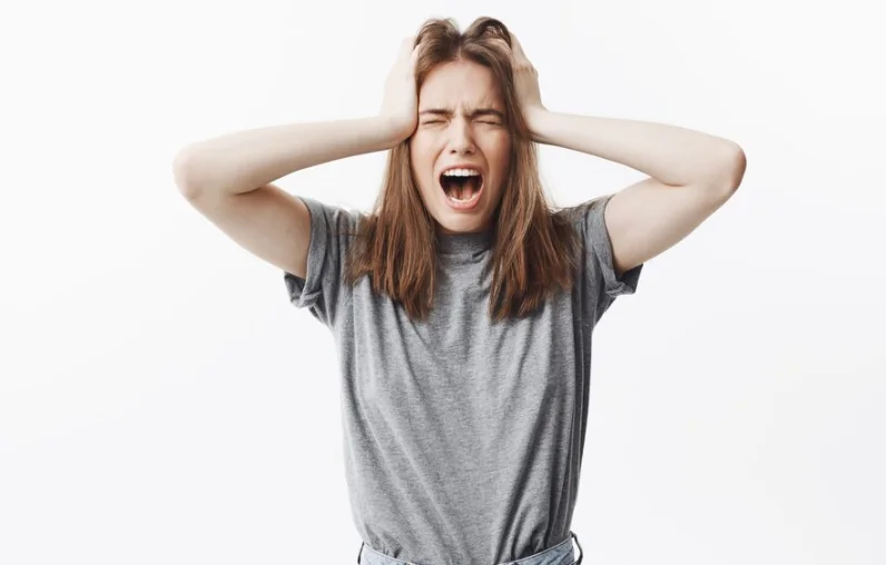 девушка кричит из-за панической атаки